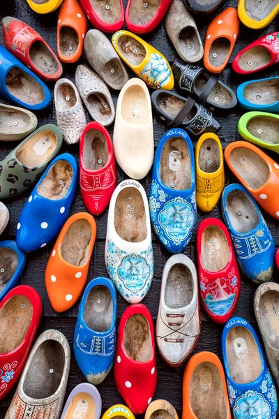 Sfondo Vecchie Scarpe Olandesi Legno Klomps Sacco Vecchie Pinze Colorate — Foto Stock