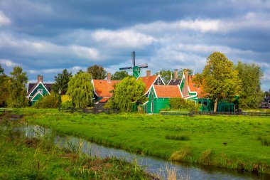 Geleneksel Hollanda köyü Zaanse Schans Amsterdam yakınlarında. Tipik Hollanda yeşil evleri ve yel değirmenleri. Hollanda, Hollanda