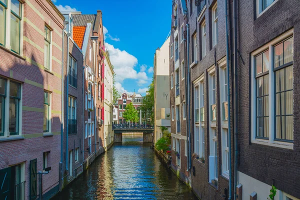 Canal Étroit Amsterdam Avec Vieilles Maisons Traditionnelles Sur Eau Une — Photo
