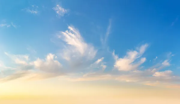 Fondo Luz Cirrus Nubes Cielo Azul Durante Amanecer Del Sol —  Fotos de Stock