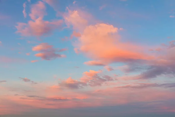 本物のパステルカラーの雲と日没や日の出の時間で穏やかな空 自然の色 — ストック写真