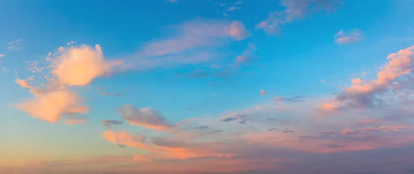 鳥のいない穏やかなカラフルな雲と雄大な日の出の空の背景 パノラマ 大きなサイズ — ストック写真