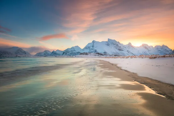 Panorámica Mañana Invierno Sobre Mar Las Montañas Colorido Amanecer Del — Foto de Stock