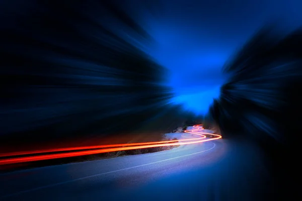 Автомобілі Легкі Стежки Вночі Асфальті Кривої Гірська Дорога Вночі Довге — стокове фото