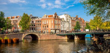 Amsterdam şehir merkezi - kanallar, eski evler ve bir köprü. Meşhur Amsterdam şehrinin güzel manzarası. Avrupa 'ya seyahat. Amsterdam, Hollanda, Hollanda, Avrupa.