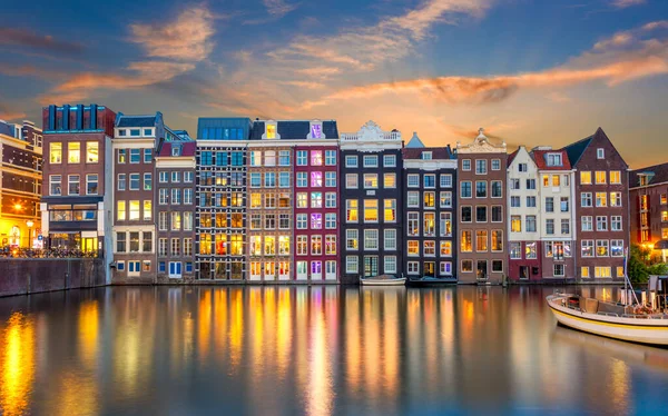 Παλιά Σπίτια Του Άμστερνταμ Βράδυ Σπίτια Στέκονται Στο Νερό Και — Φωτογραφία Αρχείου