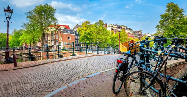 Âme Amsterdam Une Seule Photo Maisons Penchées Ponts Canaux Vélos — Photo