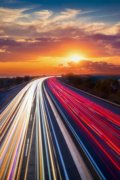 Spuren Von Autos Leuchten Auf Der Asphaltstraße Sonnenuntergang Mit Wolken — Stockfoto