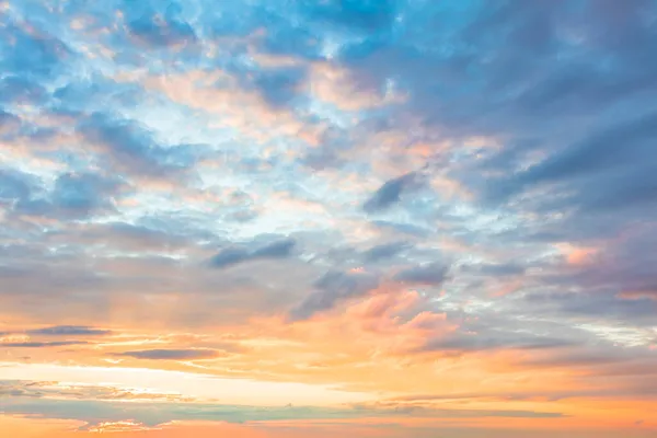 Sky Background Pastelové Barvy Světlých Mraků Zapadajícím Západu Slunce Obloha — Stock fotografie