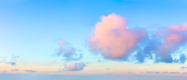 Fundo Céu Nuvens Rosa Claras Céu Azul Durante Pôr Sol — Fotografia de Stock