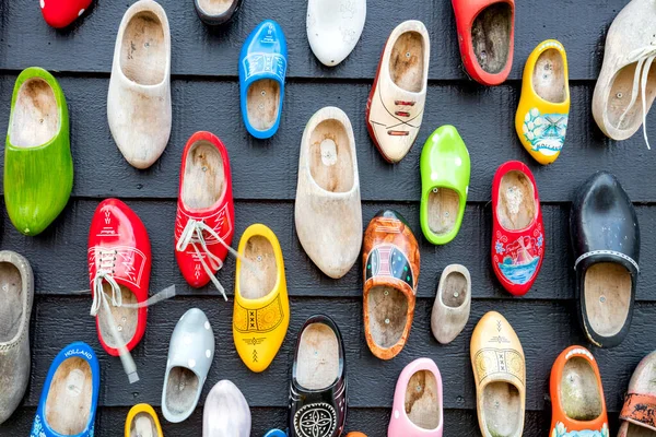 Παλιά Ξύλινα Ολλανδικά Παπούτσια Klomps Πολλά Πολύχρωμα Παλιά Clomps Στο — Φωτογραφία Αρχείου