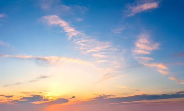 Majestuosa Vista Del Amanecer Cielo Matutino Ligeras Nubes Suaves Atardecer —  Fotos de Stock