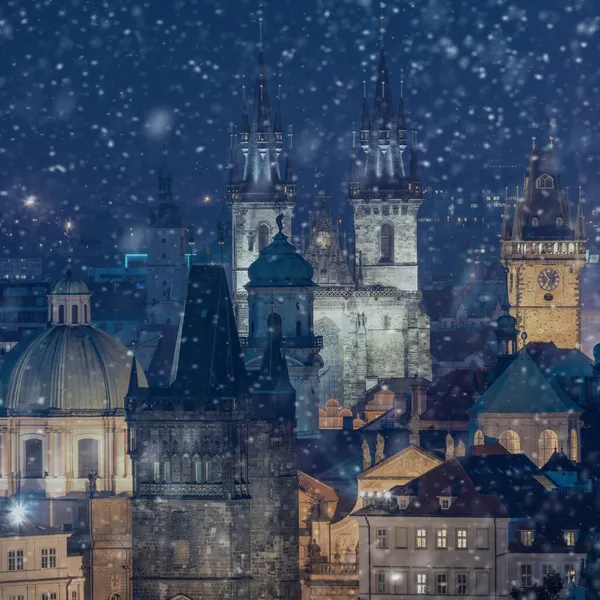 Fantastický Letecký Výhled Pražské Zimní Sněhové Noci Střechy Hrady Kostely — Stock fotografie