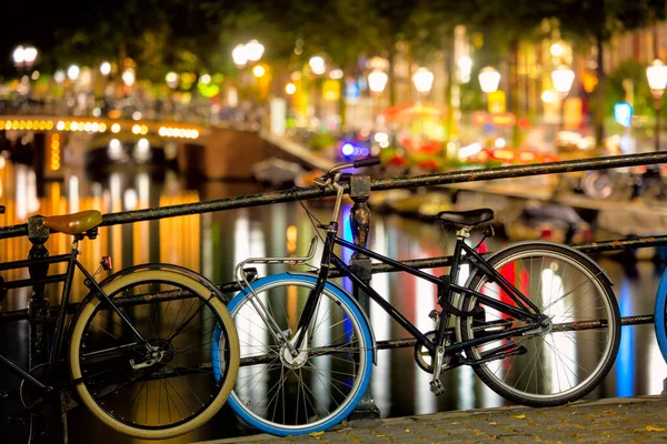 市区街道在晚上 自行车和街灯 桥和运河与反光在水中 阿姆斯特丹浪漫的夜景 阿姆斯特丹 — 图库照片