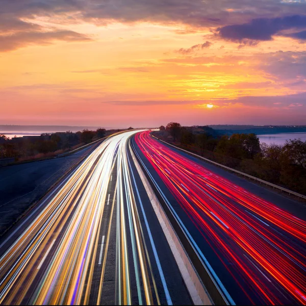 Spuren Von Autos Leuchten Auf Der Asphaltstraße Sonnenuntergang Mit Wolken — Stockfoto