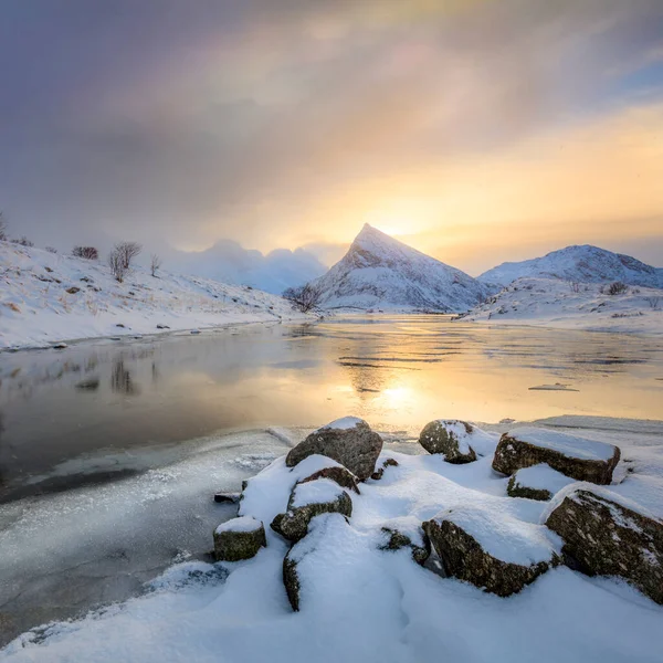 Raro Paesaggio Nevoso Settentrionale Inverno Montagne Sono Coperte Neve Consistenza — Foto Stock