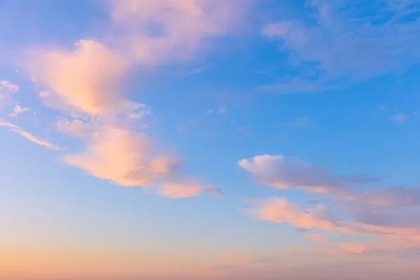 Pastel Cirrus Nuvens Céu Azul Durante Pôr Sol Fundo Céu — Fotografia de Stock