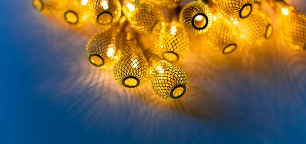 Wakacyjne Tło Banera Oświetlone Girlandy Tworzą Świąteczny Nastrój Uroczyste Tło — Zdjęcie stockowe