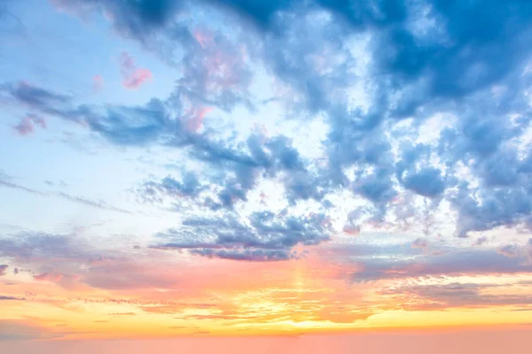 Gün Batımında Gündoğumunda Gerçek Pastel Bulutlarla Doğal Renklerle — Stok fotoğraf