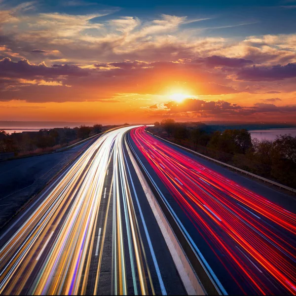 Ljusspår Linjer Bilar Asfaltvägen Solnedgång Med Moln Och Sol Kör — Stockfoto