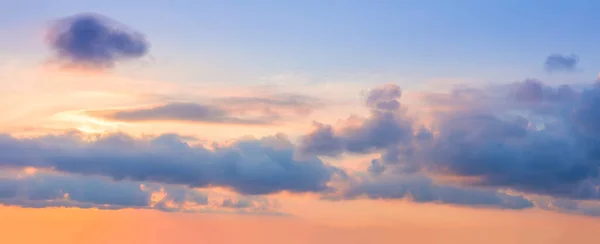 Panorama Majestic Pastello Alba Cielo Sfondo Tramonto Con Drammatiche Nuvole — Foto Stock