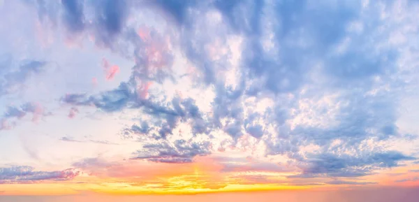 Céu Fundo Nuvens Cirros Luz Céu Azul Durante Pôr Sol — Fotografia de Stock