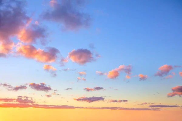 Cores Ligth Suaves Céu Sunrise Sundown Com Nuvens Pequenas Coloridas — Fotografia de Stock