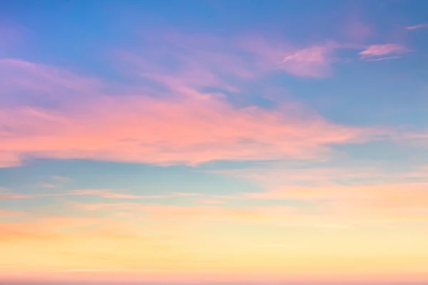 Cores Pastel Verdadeiro Pôr Sol Céu Com Belas Nuvens Luz — Fotografia de Stock