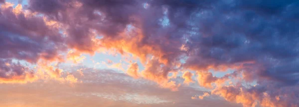 Toller Abend Panoramablick Sonnenuntergang Sonnenuntergang Himmel Mit Bunten Wolken Panoramahimmel — Stockfoto