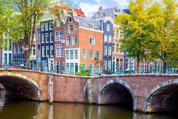 Amszterdam Híres Ferde Házai Szép Kilátás Csatornákkal Hidakkal Amszterdam Belvárosa — Stock Fotó