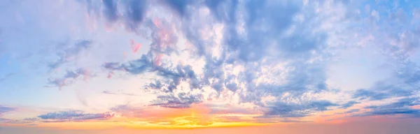 Majestuoso Amanecer Cielo Cielo Fondo Con Suaves Nubes Colores Sin — Foto de Stock