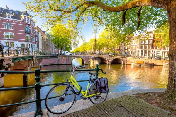 Early Quiet Morning Amsterdam Ancient Houses Bridge Traditional Bicycles Canals — Photo