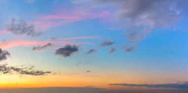 Açık renkli pembe bulutlu güzel günbatımı gökyüzü. Sunrise Sundown Sunset gökyüzünün zarif renkleri. Panorama.