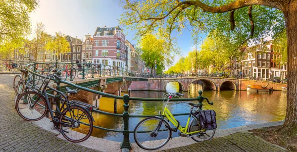 Early Morning Amsterdam Ancient Houses Bridge Traditional Bicycles Canals Sun — Stock Photo, Image