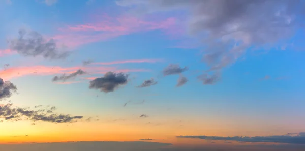 Beautiful Sunset Sky Light Cirrus Pink Clouds Delicate Colors Sunrise — стоковое фото