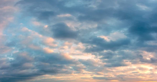 Stürmischer Sonnenuntergang Bewölkte Wolken Pastellfarben Nur Der Himmel Sonnenuntergang Sonnenaufgang — Stockfoto