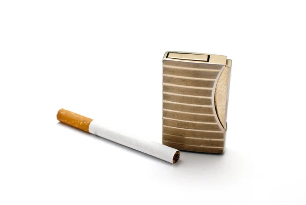 Feuerzeug und Zigarette — Stockfoto