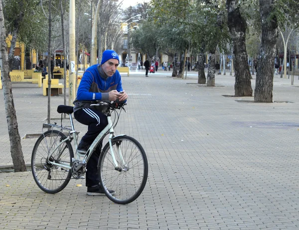 Man with bicycle — Stock Photo, Image