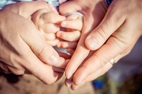 Close-up van baby hand in handen van de ouders Rechtenvrije Stockafbeeldingen