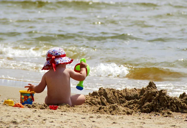 Baby på stranden — Stockfoto