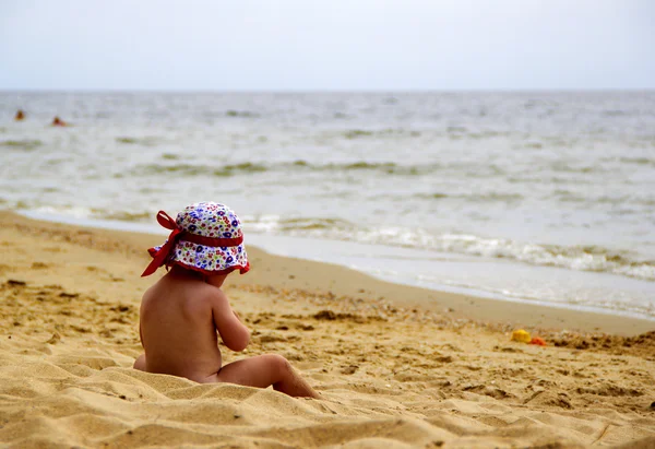 Дитину на пляжі — стокове фото