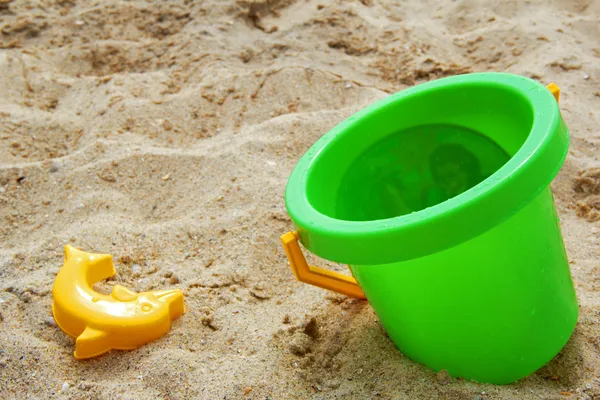 Пляж з іграшкою — стокове фото