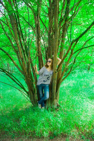 Fille ou femme dans la forêt — Photo