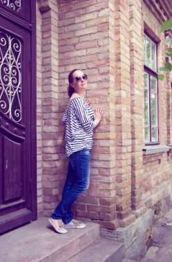 kadın veya kız evin yanında