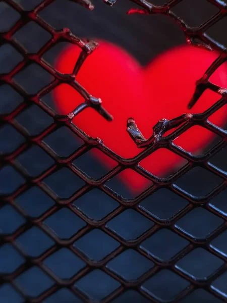 Red Heart Breaks Free Metal Grate Macro Photo High Quality — Stock Photo, Image