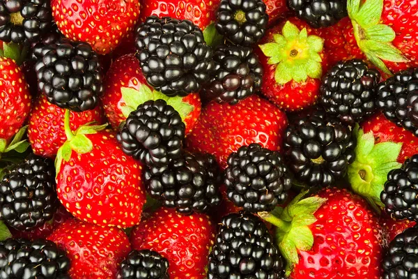 Blackberries strawberries closeup — Stock Photo, Image