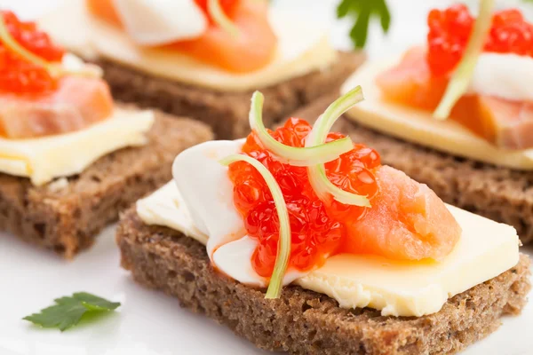 Sanduíches de salmão caviar — Fotografia de Stock