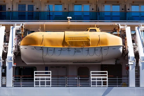 Pelastusveneiden matkustaja-alus — kuvapankkivalokuva