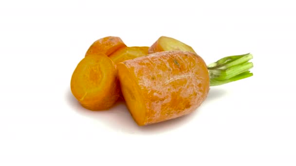 在白色背景上分离的切片胡萝卜 — 图库视频影像