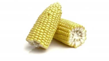 Beyaz arka planda dilimlenmiş mısır